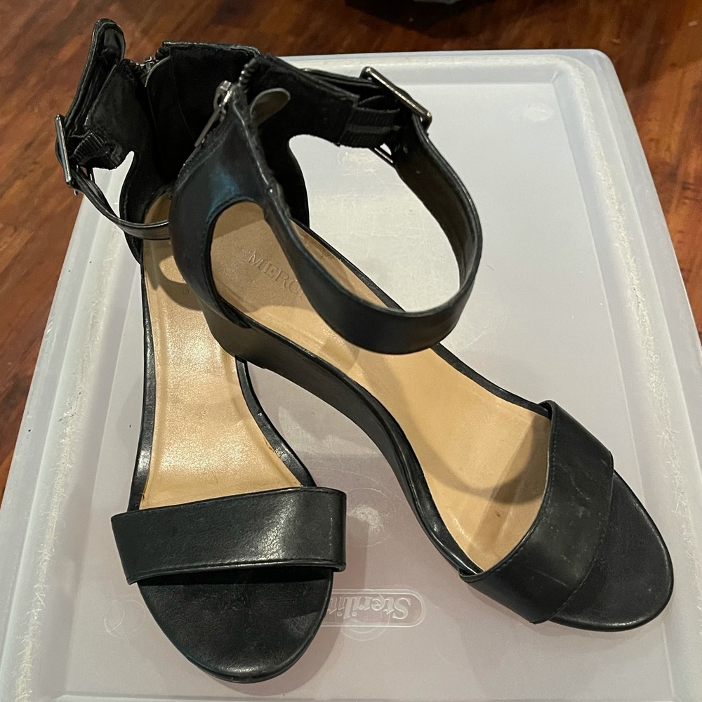 Women’s Black Wedge Sandal w/Ankle strap sz7